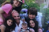 Após separação, Luciana Gimenez publica foto com ex-marido e filhos