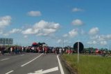 Em dia de visita de Temer, MST protesta na BR-101