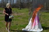 Após traição, mulher queima vestido de noiva