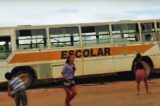 Pais de alunos quebram ônibus no interior da Bahia em protesto contra as condições do veículo