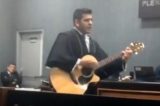 Defensor público usa voz e violão para tentar livrar cliente da cadeia Defensor público usa voz e violão para tentar livrar cliente da cadeia