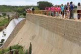 Barragem sangra e vira atração em Afogados da Ingazeira, no Sertão