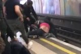 Dois jovens bêbados caem nos trilhos do metrô e escapam de acidente por um triz