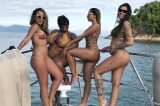 De maiô cavado, Anitta curte dia de folga com amigos