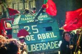 1974 – Revolução dos Cravos põe fim à ditadura herdada de Salazar