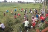 Após explosão de carro-forte, população procura cédulas espalhadas em rodovia Após explosão de carro-forte, população procura cédulas espalhadas em rodovia
