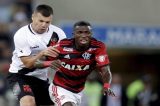 Vasco tira a liderança do Flamengo em empate com quatro expulsões