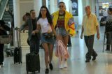 De shortinho e sem peruca, Pabllo Vittar embarca em aeroporto do Rio