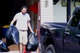 Após ser processado pelos pais, homem de 30 anos deixa a casa da família