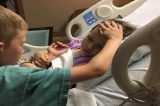 Pai publica despedida entre menino e sua irmã uma hora antes dela falecer de câncer