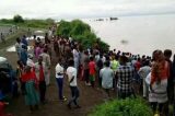 Pastor morre atacado por crocodilo durante batismo coletivo