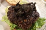 Restaurante americano serve hambúrguer recheado com aranha