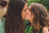 Namorada posta foto dando beijão em Bruna Linzmeyer