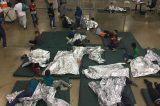 Crianças imigrantes relatam maus-tratos, frio intenso e humilhações em centros nos EUA