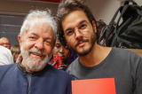 O fofinho da Fátima Bernardes, Túlio Gadêlha se junta à marcha ‘Lula livre’ em Pernambuco