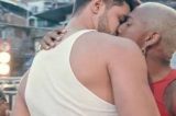 Nego do Borel beija modelo na boca em novo clipe