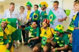 Torcedores brasileiros visitam crianças com câncer e transformam hospital na Rússia em ‘arquibancada da Copa’