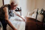 Fotógrafa registra últimos momentos de avó que perdeu a memória aos 95 anos