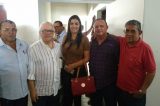 Josias Gomes e Adolfo Menezes comemoram chegada da água do São Francisco em Campo Alegre de Lourdes ao lado de amigos