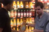 Funcionário de supermercado interage com rapaz autista e vídeo viraliza