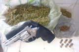 Duas pessoas são presas por porte ilegal de arma de fogo, estupro de vulnerável e posse de entorpecente na Maniçoba