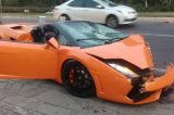 Vídeo: turista perde controle de Lamborghini e bate carro de luxo