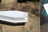 Pai exuma corpo do filho ao desconfiar da mulher e o que acha no caixão irá deixar você chocado
