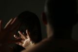 Homem é preso após ser filmado estuprando adolescente Homem é preso após ser filmado estuprando adolescente