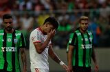 Flamengo farrapa e cede empate