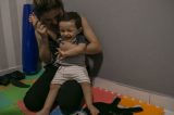 ‘Sonho com um abraço’: a luta de uma mãe para deter doença degenerativa do filho