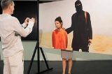 Obra artística que permite público se passar por executado de terrorista causa polêmica