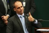 Filho de Bolsonaro no lugar do pai: “homenagem a Lula”
