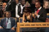 Ariana Grande é assediada por pastor durante funeral de Aretha Franklin
