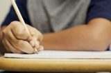 Só 2,1% dos alunos carentes no Brasil aprendem o nível aceitável em Ciências, diz OCDE
