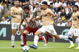 Santos vence Fluminense na Vila Belmiro com três gols no fim do jogo