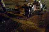 Motoqueiro desaparece depois de bater em mureta do portão na ponte