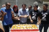 Prisão de Pezão é festejada com bolo em frente à Alerj