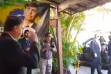 VÍDEO: Bolsonaro bate continência e, constrangido, tenta oferecer café da manhã a assessor de Trump