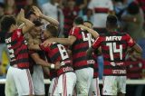 Flamengo bate o Grêmio, se garante na Libertadores e adia título do Palmeiras