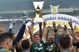 Como alguém que chamou imigrantes de escória pode levantar a taça do Palmeiras?, dizem torcedores sobre Bolsonaro