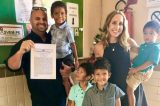 Casal Americano adota 4 irmãos abandonados de Recife e mudam para sempre suas vidas