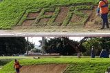 Funcionário escreve ‘felis’ em gramado, vira ‘chacota’ e prefeitura repreende críticas