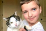 Garoto sofre bullying e adota gato com mesma alteração genética