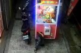 ‘Ladrão elástico’ rouba máquina de bichos de pelúcia em Taiwan