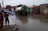 [Vídeo] Carro pipa que abastece escolas em Uauá aparece em rua alagada com esgotos e fezes e causa revolta popular