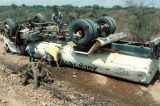 Caminhão-pipa capota na Zona Rural de Petrolina