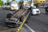 Homem fica preso às ferragens após carro capotar no Recife