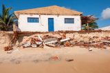 Como a erosão afeta 60% do litoral brasileiro e deforma centenas de quilômetros de praia