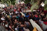 Multidão pede justiça em enterro de irmãos em Moreno; padrasto vai para Cotel