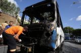 Ônibus pega fogo em Salvador, duas crianças ficam feridas